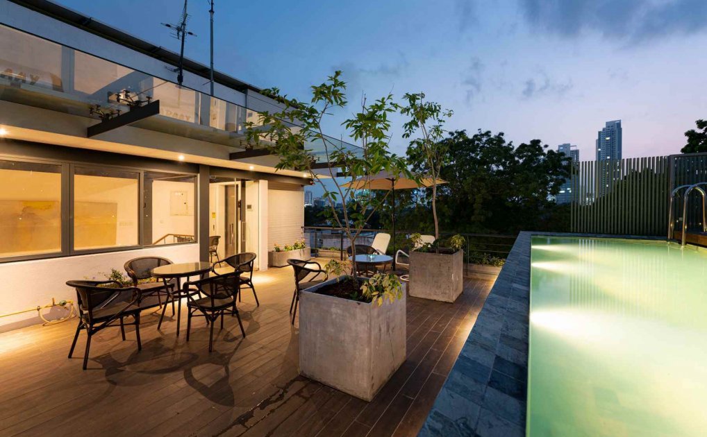 Rooftop Lounge & Pool